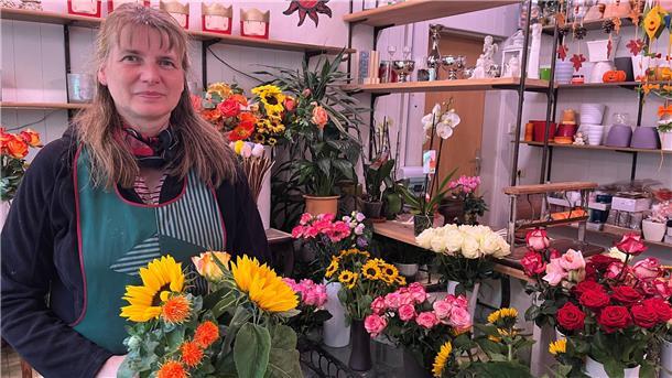 Frau im Blumengeschäft mit Sonnenblumen 