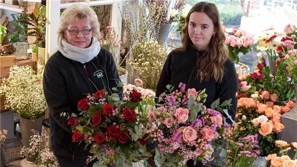 Blumen stehen unter den Geschenken zum Valentinstag immer noch an erster Stelle. Die Floristinnen Dorit Müller (links) und Sina Mahlke vom Loxstedter Blumenhaus Gänseblümchen zeigen zwei Sträuße. 