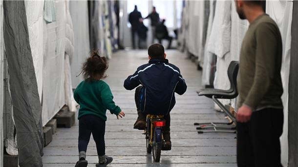 UNHCR: Rekordflüchtlingszahl ist Armutszeugnis für die Welt Flüchtlinge in einem der Zelte einer provisorischen Flüchtlingsunterkunft im hessischen Bensheim.