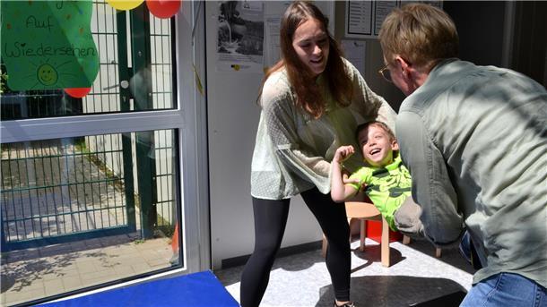 So verabschiedet Selsinger Lebenshilfe ihre „Schulhelden“ Flug in einen neuen Lebensabschnitt: Die zukünftigen Schulkinder wurden mit dem symbolischen Rausschmiss gebührend aus der Kita Wirbelwind in Selsingen verabschiedet.