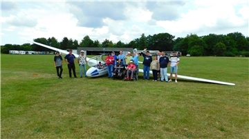 Fluglehrer Hansjörg Kiesling (links) mit Piloten des LVU und der Außenwohngruppe von den Elbe-Weser Welten mit ihren Betreuern.