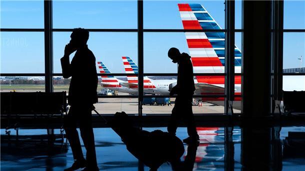 Nach Computerpanne: Chaos im US-Flugverkehr Flugreisende am Ronald Reagan Washington National Airport, im Hintergrund: Maschinen der der Fluggesellschaft American Airlines.