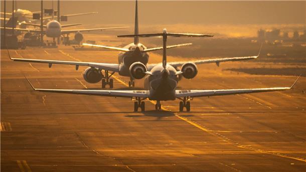 Flugzeuge auf dem Flughafen Frankfurt: Zum 1. Mai steigt die Ticketsteuer je nach Entfernung.