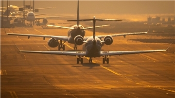 Flugzeuge auf dem Flughafen Frankfurt: Zum 1. Mai steigt die Ticketsteuer je nach Entfernung.