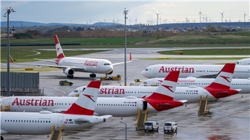 Flugzeuge der Austrian Airlines  (AUA) am Flughafen Wien-Schwechat.