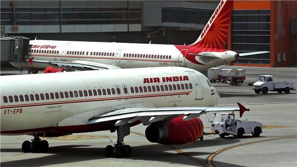 Air India verbietet graue Haare beim Kabinenpersonal Flugzeuge der Fluglinie Air India in Neu Delhi.