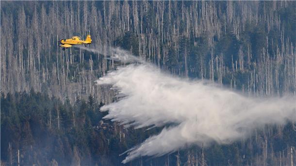 Forstminister Schulze dankt Einsatzkräften am Brocken Flugzeuge und Hubschrauber sollen noch bis Sonntagabend im Einsatz sein.