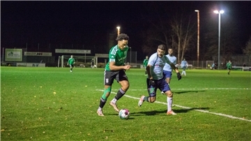 Flutlichtspiele zählen beim FC Hagen/Uthlede zur Tradition. Trainer Tjark Seidenberg hat in seinen 16 Jahren im Verein erstmals erlebt, dass es Probleme mit der Lichtanlage gab.