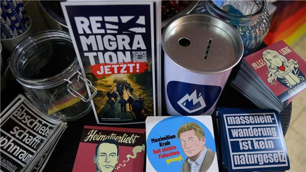 AfD-Führungsduo bleibt - Weidel will „Hippie-Wahn“ beenden Flyer und Aufkleber mit Slogans wie „Abschieben schafft Wohnraum“ und „Remigration jetzt!“ liegen am Stand der AfD-Jugendorganisation Junge Alternative beim Afd-Bundesparteitag.