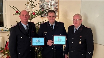 Fördervereinsvorsitzender Alexander Schröder (Mitte) freute sich, vier Tablets an die Feuerwehr Sittensen übergeben zu können. Ortsbrandmeister Jürgen Stache (rechts) und sein Stellvertreter Claus Hauschild (links) nahmen diese gern im Empfang.