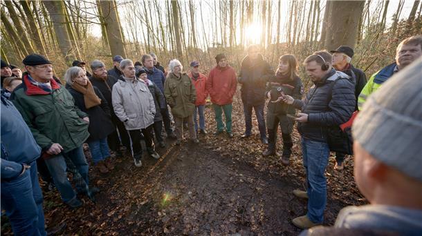 Försterin Lina Richardt hat im Wasserwerkswald in Leherheide erklärt, warum dort Bäume gefällt werden müssen.