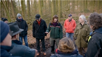 Försterin Lina Richardt (Mitte) klärt über die Baumfällarbeiten im Wasserwerkswald Leherheide auf.