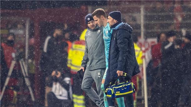 Feuerzeug-Eklat: Drewes als Zeuge vor DFB-Sportgericht Folge des Feuerzeugwurfs: Torwart Patrick Drewes wird vom Platz geführt.