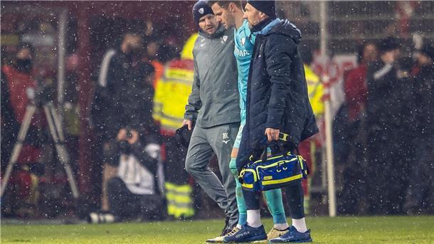 Feuerzeug-Eklat: Was sagt Torwart Drewes vor Sportgericht? Folge des Feuerzeugwurfs: Torwart Patrick Drewes wird vom Platz geführt