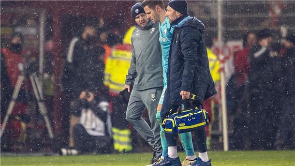 DFB-Bundesgericht entscheidet über Feuerzeug-Eklat Folge des Feuerzeugwurfs: Torwart Patrick Drewes wird vom Platz geführt