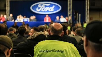 Ford-Mitarbeiter warten auf den Beginn der Betriebsversammlung.