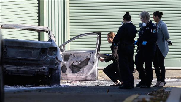 Mutmaßlicher Drogenboss in Sydney erschossen Forensische Polizeieinheiten sichern am Tatort in Sydney Spuren.