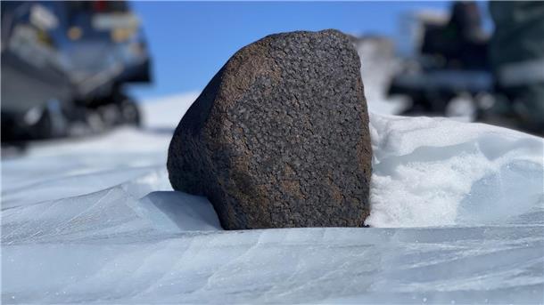 Forscherteam findet 7,6 Kilo schweren Meteoriten Forschende aus Belgien haben einen 7,6 Kilogramm schwerer Meteoriten in der Antarktis entdeckt.
