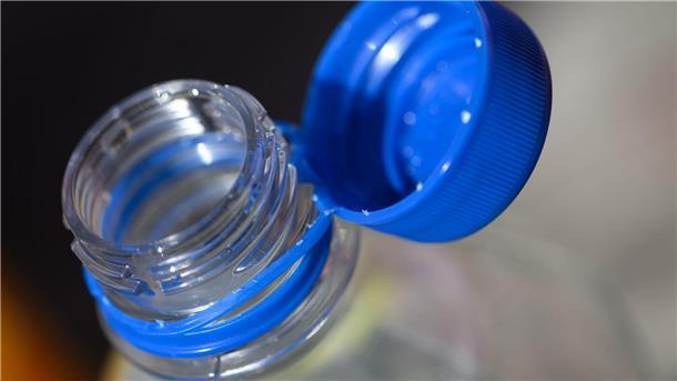 Wie man Plastik-Teilchen umgehen kann Forschende haben wieder winzige Teilchen von Plastikflaschen in Körpern gefunden.