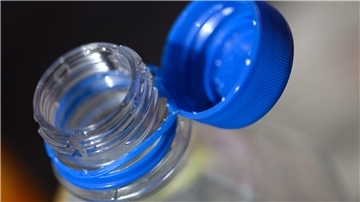 Forschende haben wieder winzige Teilchen von Plastikflaschen in Körpern gefunden.