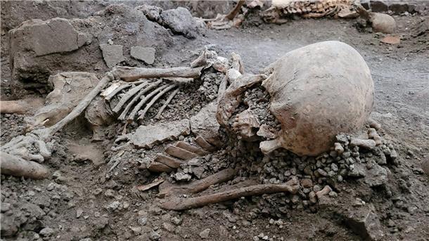 Forscher haben auf dem archäologischen Gelände der versunkenen Stadt Pompeji in Italien zwei Skelette gefunden.