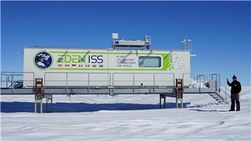 Forscher Paul Zabel verabschiedet sich vom Gewächshaus „Eden ISS“. Nach rund fünf Jahren in der Antarktis bekommt das Test-Gewächshaus „Eden ISS“ eine neue Funktion - und damit auch einen neuen Namen.