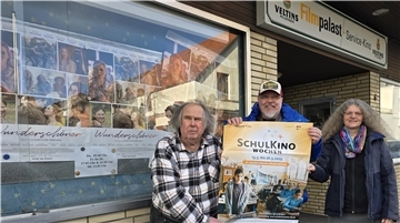 Zwei Männer und eine Frau stehen vor dem Filmpalast in Nordenham.