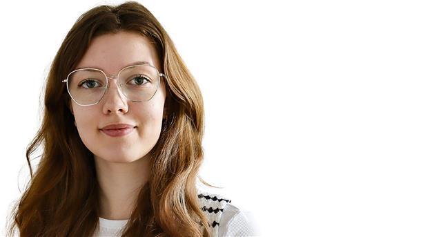 Mein Praktikum in Zeven endet und ich sage auf Wiedersehen Lächelnde Frau