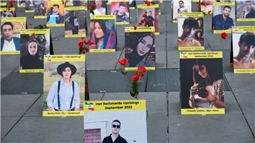 Fotos von Männern und Frauen, die bei den jüngsten Protesten im Iran gegen das islamistische Regime getötet wurden.