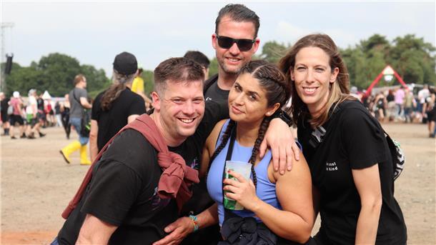 Erst Sonne, dann plötzlich Starkregen und Matsch: Der Hurricane-Freitag in Bildern Fotoscheu sind die Festivalgänger nicht.