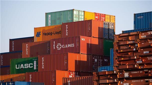 Küstenländer fordern „Zeitenwende“ für Seehäfen-Finanzierung Frachtcontainer stehen aufgestapelt im Hamburger Hafen.