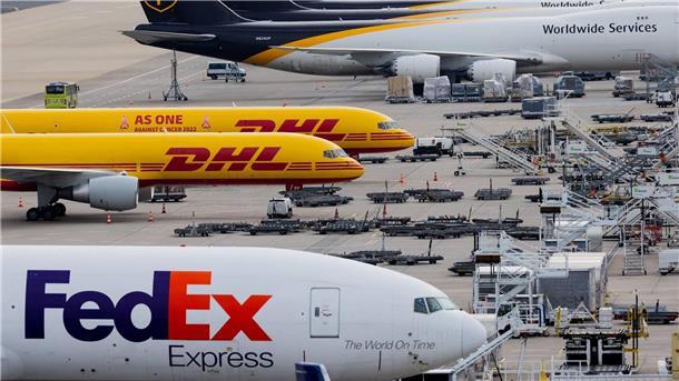 Boeing landet in Istanbul auf dem Rumpf Frachtflugzeuge auf einem Flughafen. Eine FedEx-Boeing musste in Istanbul auf dem Rumpflanden. (Symbolbild)