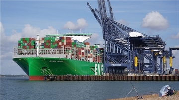 Frachtschiff im Hafen von Felixstowe, dem größten und verkehrsreichsten Containerhafen Großbritanniens. Wegen des Brexits wird Großbritannien einem Zeitungsbericht zufolge seine Exportziele deutlich verfehlen.