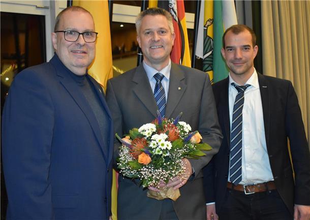 Frank Berghorn (Mitte) ist zum neuen Kreisdezernenten für Wirtschaft und Umwelt gewählt worden. Zu den ersten Gratulanten zählten Landrat Thorsten Krüger (links) und der Kreistagsvorsitzende Christoph Werde.