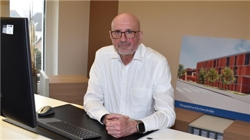 Frank Germeroth, Geschäftsführer des St. Bernhard Hospitals Brake, in seinem Büro.