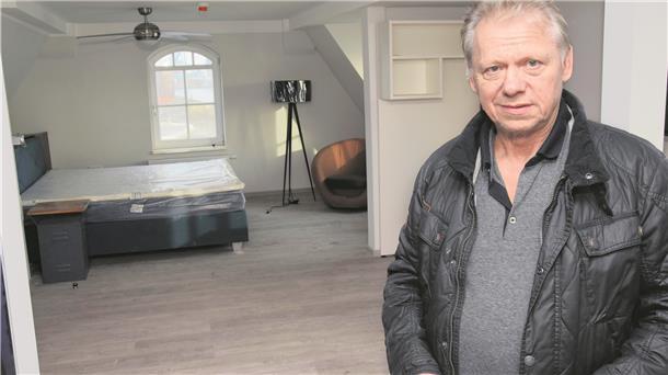 Ein Mann steht in einem Hotelzimmer
