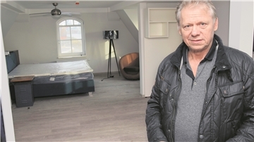 Ein Mann steht in einem Hotelzimmer