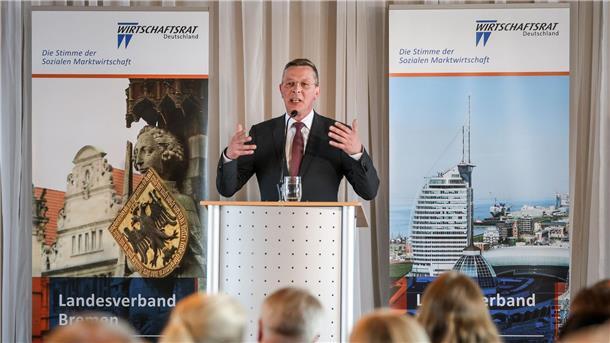 Diskussion Landtagswahl: Personalmangel in Kitas und Schulen Frank Imhoff, Spitzenkandidat der Bremer CDU für die Bürgerschaftswahl, spricht bei einer Veranstaltung des Wirtschaftsrates der CDU, Landesverband Bremen.