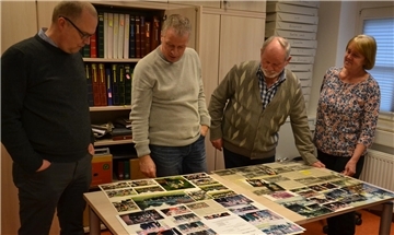 Frank Jagels, Lars Rosebrock, Karl Heinz Herrmann und Angelika Warnke (von links) verlieren sich in Zeit und Raum, wenn sie sich der Archivarbeit widmen.