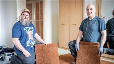 Frank Karnikowski (links) und Hakim Mohibullah vom Team „Anpacken“ der Stadt Geestland richten aktuell jede Woche zwei Wohnungen für Flüchtlinge her.
