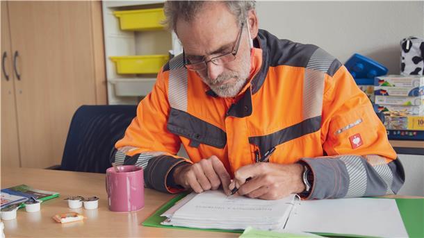 Frank Klapproth (53) lernt in der Theo in Bremerhaven-Lehe richtig lesen und schreiben. Erst mit Anfang 50 hatte er den Mut und Ansporn, das Problem anzugehen.