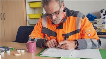 Frank Klapproth (53) lernt in der Theo in Bremerhaven-Lehe richtig lesen und schreiben. Erst mit Anfang 50 hatte er den Mut und Ansporn, das Problem anzugehen.