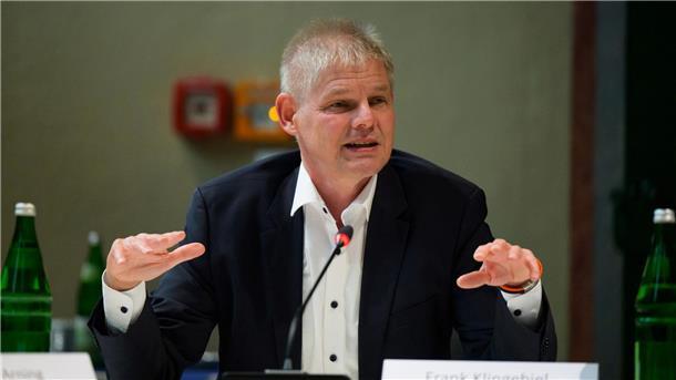 Frank Klingebiel (CDU), Oberbürgermeister der Stadt Salzgitter, spricht.