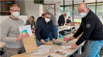 Frank Kunkel, Claus Lungmus vom Sieverner Ortsrat und Ortsbürgermeister Rainer Feldmann (v.l.) bestücken am Samstag im Langener Rathaus die Umschläge, mit denen sie die Sieverner Bürger über das Tante-Enso-Projekt informieren wollen.