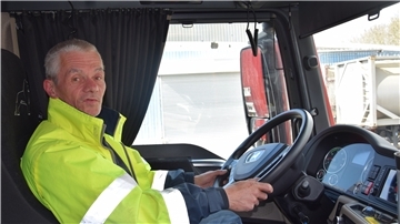 Frank Papke ist Fahrersprecher beim Transport- und Logistikunternehmen Albers in Nordenham. Er gehört ebenso wie viele weitere Lastwagenfahrer zu den „Helden der Coronakrise“.