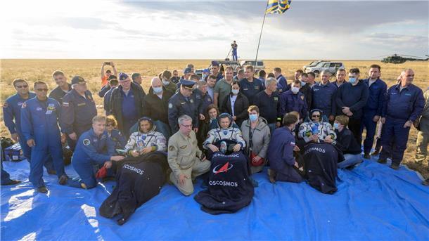 Frank Rubio (links unten), Sergej Prokopjew (M.) und Dmitri Petelin vor der Raumkapsel Sojus MS-23.