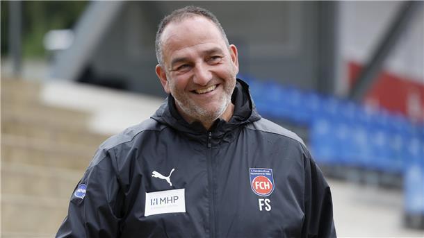 Frank Schmidt ist seit 16 Jahren Trainer bei seinem Heimatverein 1. FC Heidenheim, kein anderer Coach im deutschen Profifußball kommt auf mehr Dienstjahre.