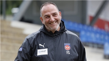 Frank Schmidt ist seit 16 Jahren Trainer bei seinem Heimatverein 1. FC Heidenheim, kein anderer Coach im deutschen Profifußball kommt auf mehr Dienstjahre.