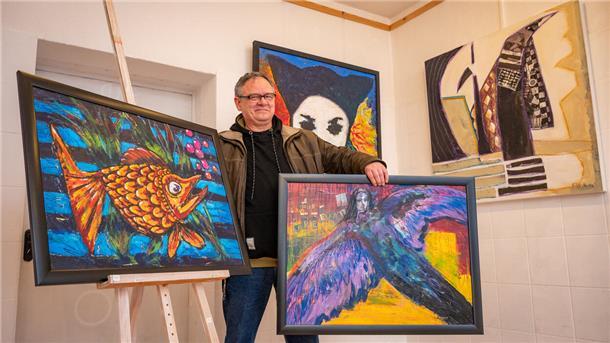 Frank Steffens liebt kräftige Farben. In der Galerie 78 in der Schillerstraße zeigt er Arbeiten, die in jüngster Zeit entstanden sind.