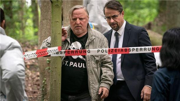 Frank Thiel (Axel Prahl, l) und Prof. Karl-Friedrich Börne (Jan Josef Liefers) in einer Szene aus „Tatort: Des Teufels langer Atem“.